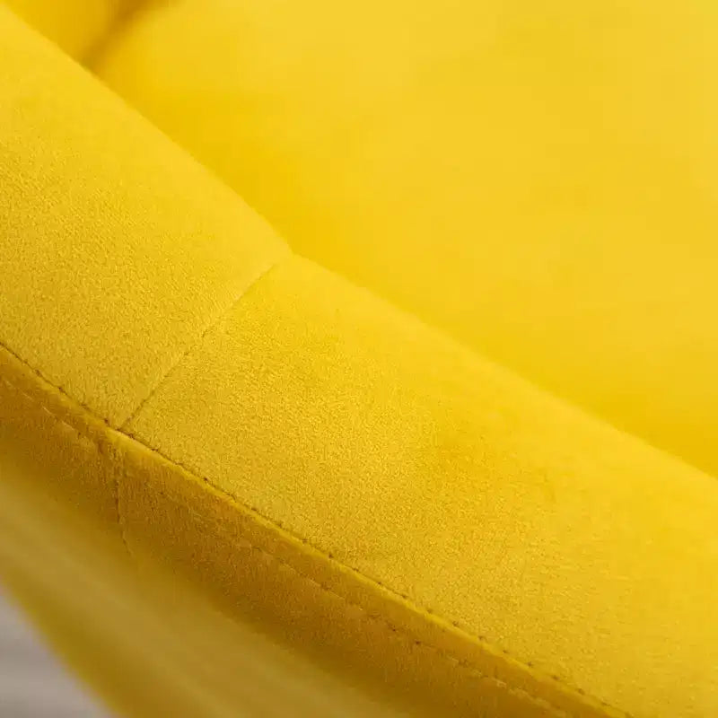 Poltrona girevole accentuale con schienale trapuntato e rivestimento in velluto Noas di Roundhill Furniture, gialla