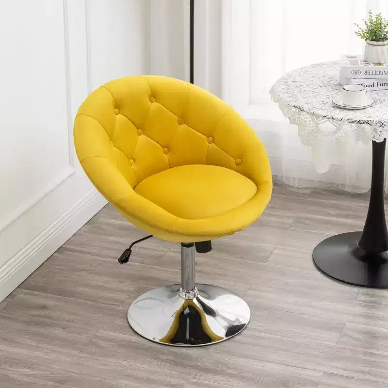 Poltrona girevole accentuale con schienale trapuntato e rivestimento in velluto Noas di Roundhill Furniture, gialla