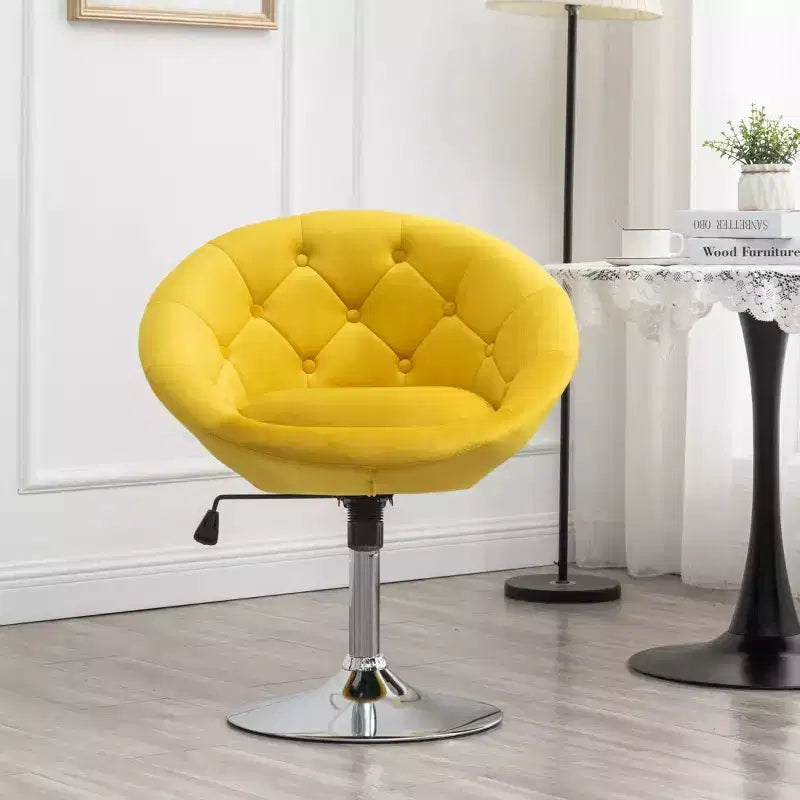 Poltrona girevole accentuale con schienale trapuntato e rivestimento in velluto Noas di Roundhill Furniture, gialla