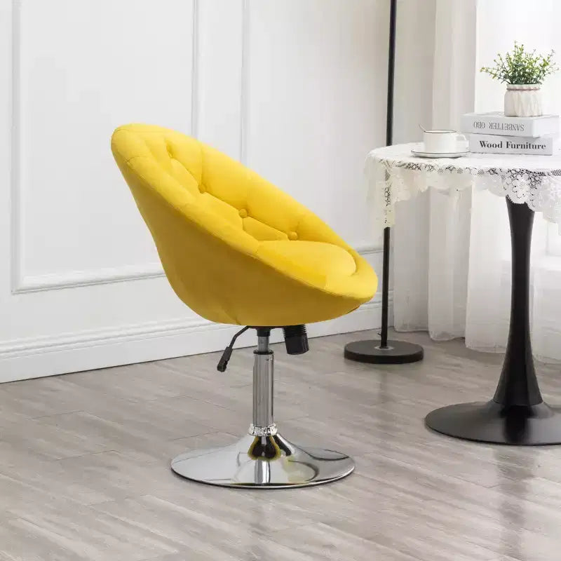 Poltrona girevole accentuale con schienale trapuntato e rivestimento in velluto Noas di Roundhill Furniture, gialla