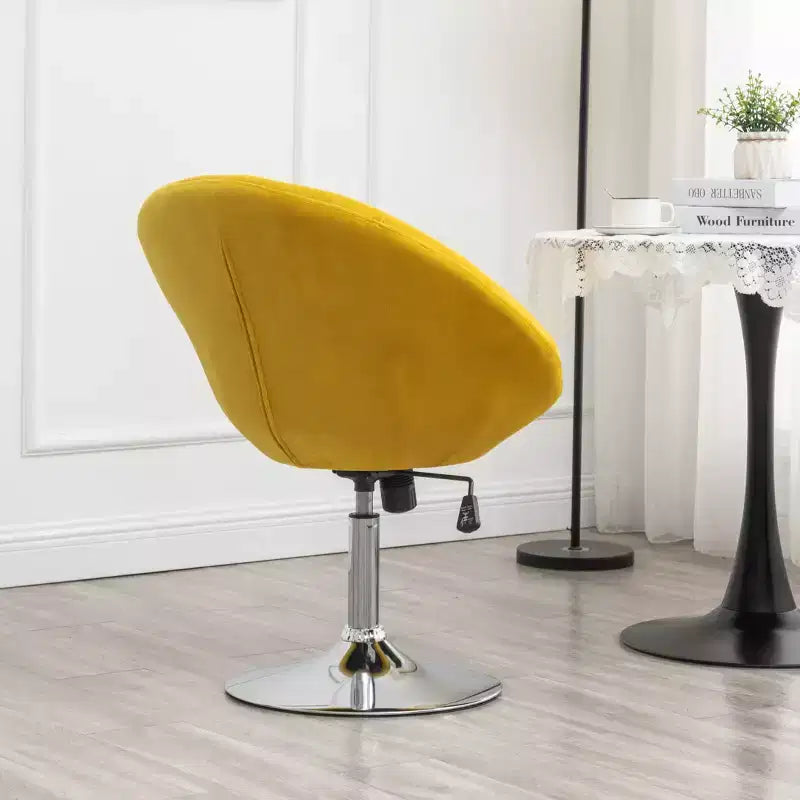 Poltrona girevole accentuale con schienale trapuntato e rivestimento in velluto Noas di Roundhill Furniture, gialla
