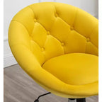 Poltrona girevole accentuale con schienale trapuntato e rivestimento in velluto Noas di Roundhill Furniture, gialla