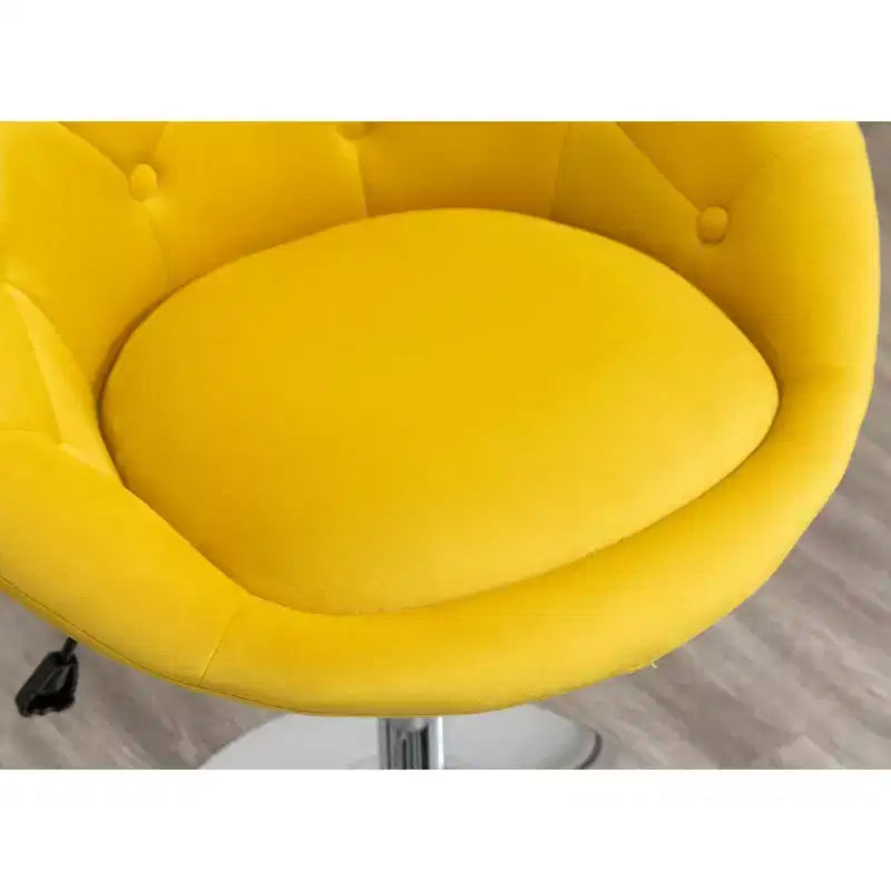 Poltrona girevole accentuale con schienale trapuntato e rivestimento in velluto Noas di Roundhill Furniture, gialla