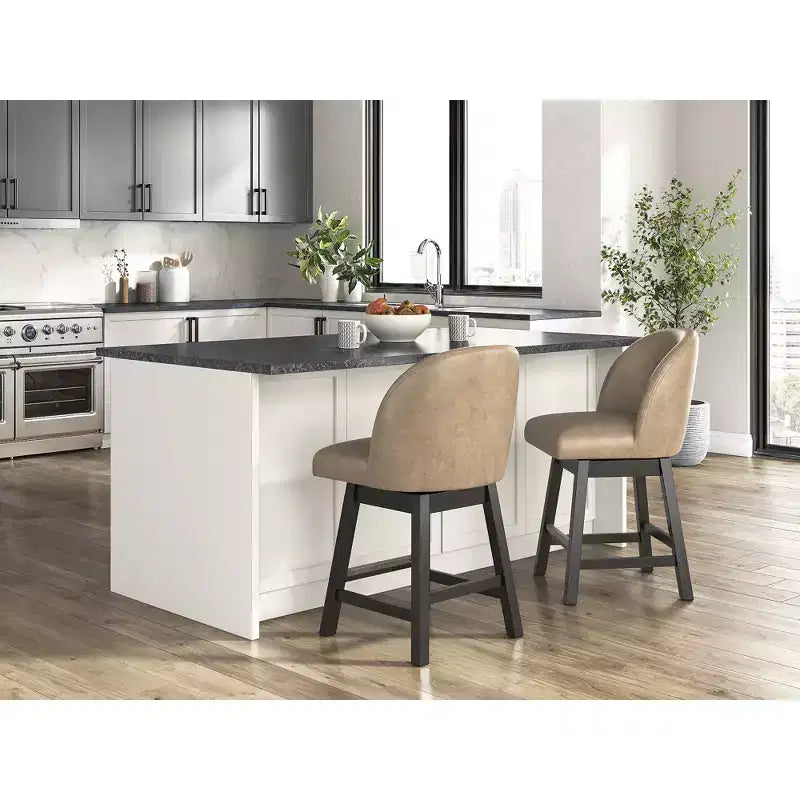Signature Design by Ashley Neymorton - Sgabelli da Bar Girevoli con Altezza Contatore, Set da 2, Ecopelle Marrone