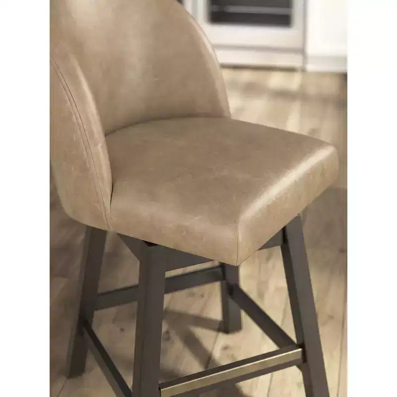 Signature Design by Ashley Neymorton - Sgabelli da Bar Girevoli con Altezza Contatore, Set da 2, Ecopelle Marrone