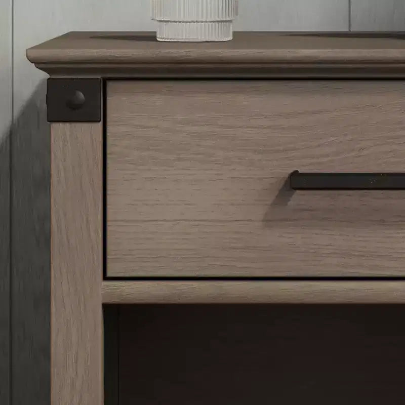 Comodino Redmond a 1 cassetto per cameretta o camera da letto, cassetto portaoggetti capiente, realizzato in robusto legno di pino, finitura atossica e sicura per i bambini