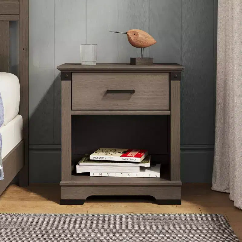 Comodino Redmond a 1 cassetto per cameretta o camera da letto, cassetto portaoggetti capiente, realizzato in robusto legno di pino, finitura atossica e sicura per i bambini