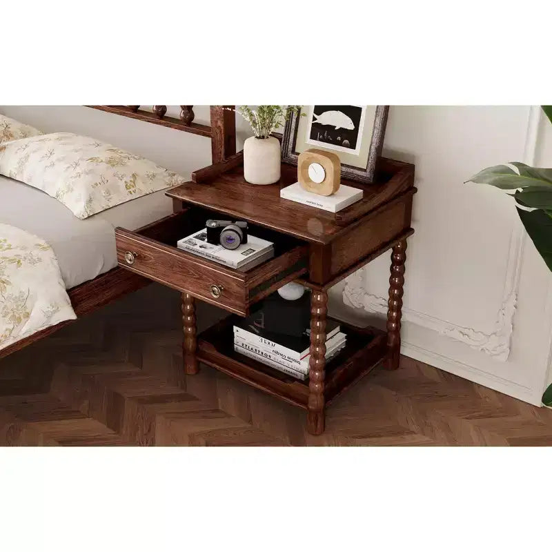 Comodino retrò con cassetto e ripiano aperto, tavolino da notte con gambe tornite e maniglia in metallo, tavolino finale per camera da letto