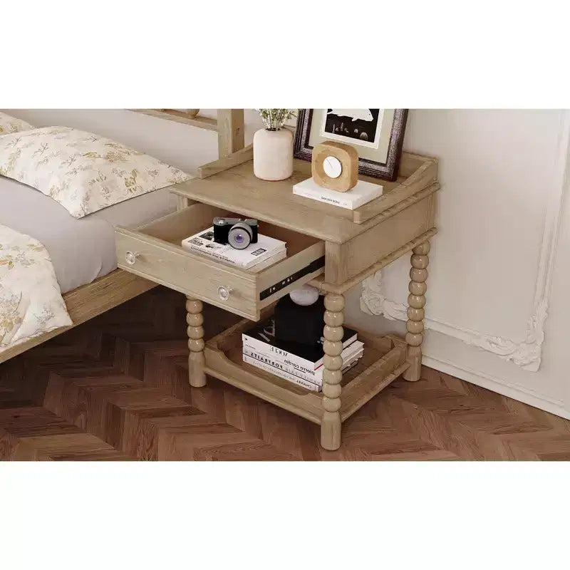 Comodino retrò con cassetto e ripiano aperto, tavolino da notte con gambe tornite e maniglia in metallo, tavolino finale per camera da letto
