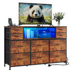 Comò a 10 cassetti in tessuto, mobile TV da centro di intrattenimento con presa di corrente e luce LED per TV da 45-55 pollici, cassettiera con piano in legno per camera da letto