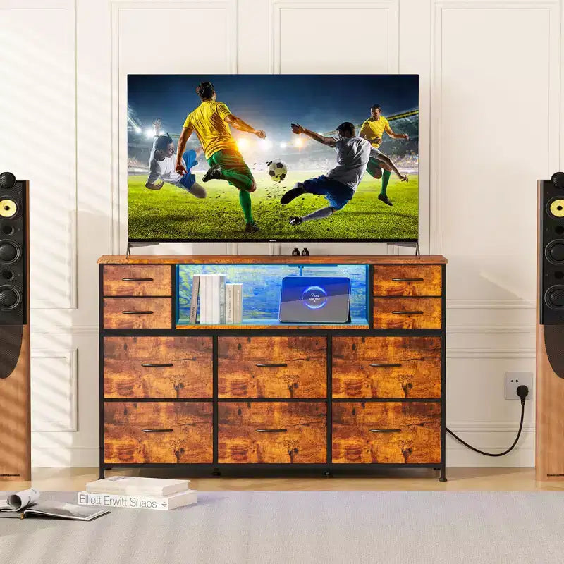 Comò a 10 cassetti in tessuto, mobile TV da centro di intrattenimento con presa di corrente e luce LED per TV da 45-55 pollici, cassettiera con piano in legno per camera da letto