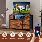 Comò a 10 cassetti in tessuto, mobile TV da centro di intrattenimento con presa di corrente e luce LED per TV da 45-55 pollici, cassettiera con piano in legno per camera da letto