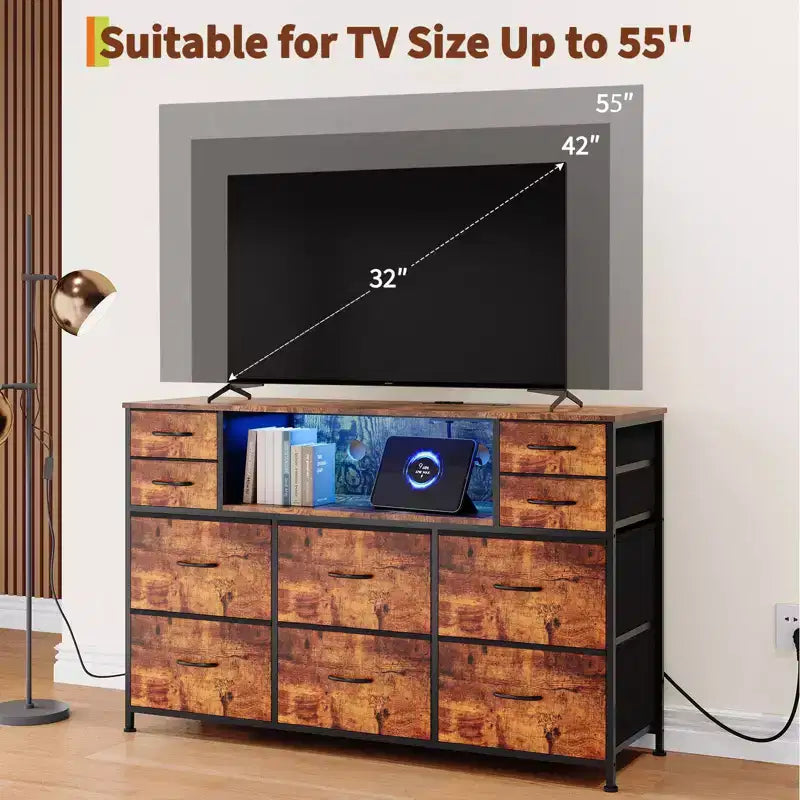 Comò a 10 cassetti in tessuto, mobile TV da centro di intrattenimento con presa di corrente e luce LED per TV da 45-55 pollici, cassettiera con piano in legno per camera da letto
