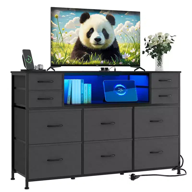 Comò a 10 cassetti in tessuto, mobile TV da centro di intrattenimento con presa di corrente e luce LED per TV da 45-55 pollici, cassettiera con piano in legno per camera da letto