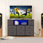 Comò a 10 cassetti in tessuto, mobile TV da centro di intrattenimento con presa di corrente e luce LED per TV da 45-55 pollici, cassettiera con piano in legno per camera da letto