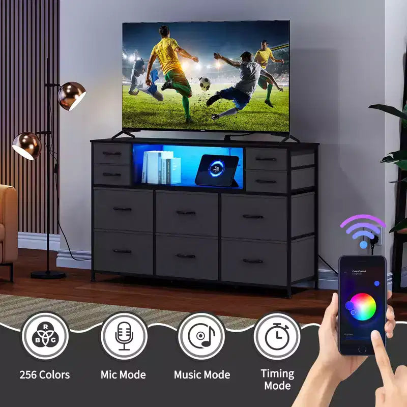 Comò a 10 cassetti in tessuto, mobile TV da centro di intrattenimento con presa di corrente e luce LED per TV da 45-55 pollici, cassettiera con piano in legno per camera da letto