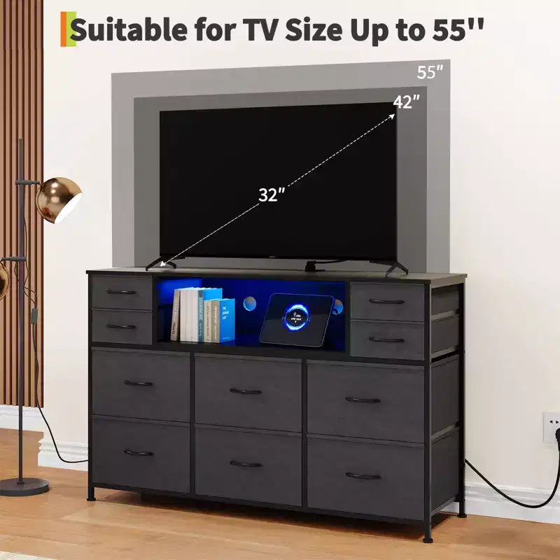 Comò a 10 cassetti in tessuto, mobile TV da centro di intrattenimento con presa di corrente e luce LED per TV da 45-55 pollici, cassettiera con piano in legno per camera da letto