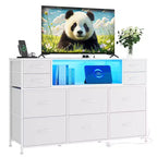 Comò a 10 cassetti in tessuto, mobile TV da centro di intrattenimento con presa di corrente e luce LED per TV da 45-55 pollici, cassettiera con piano in legno per camera da letto