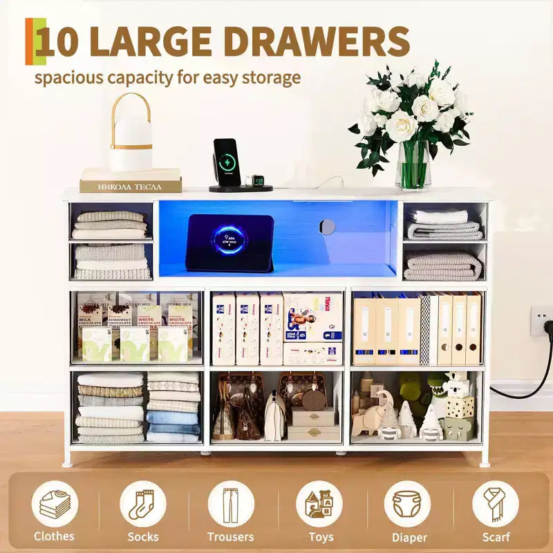 Comò a 10 cassetti in tessuto, mobile TV da centro di intrattenimento con presa di corrente e luce LED per TV da 45-55 pollici, cassettiera con piano in legno per camera da letto