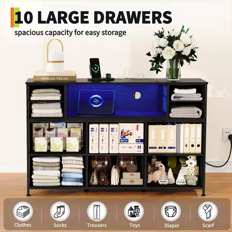 Comò a 10 cassetti in tessuto, mobile TV da centro di intrattenimento con presa di corrente e luce LED per TV da 45-55 pollici, cassettiera con piano in legno per camera da letto