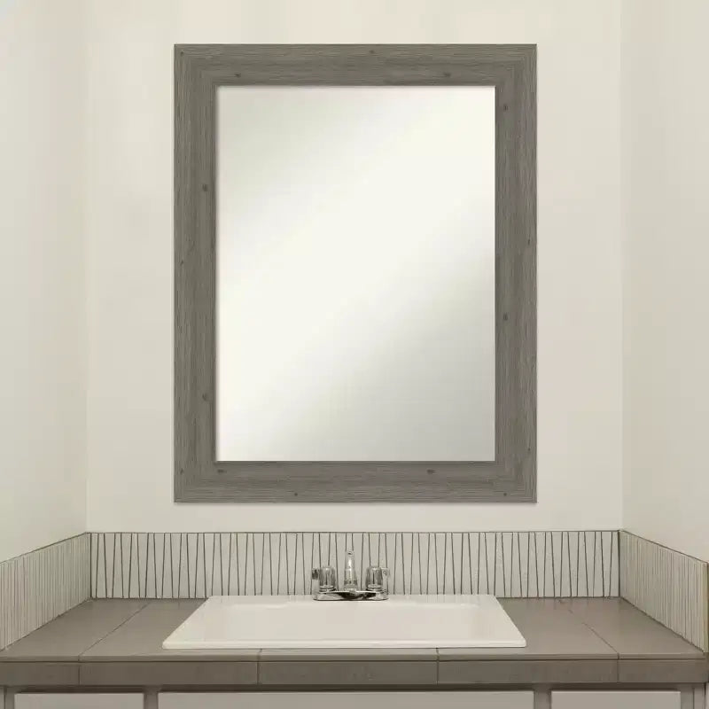 Specchio da parete per bagno in legno, stretto, non smussato, grigio Fencepost, 28,5 x 22,5 pollici