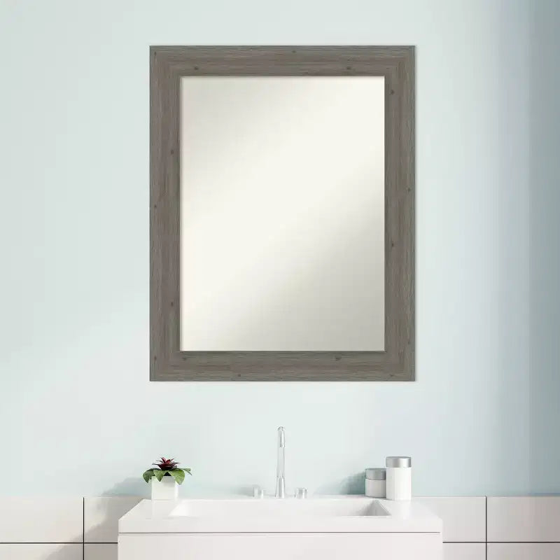 Specchio da parete per bagno in legno, stretto, non smussato, grigio Fencepost, 28,5 x 22,5 pollici
