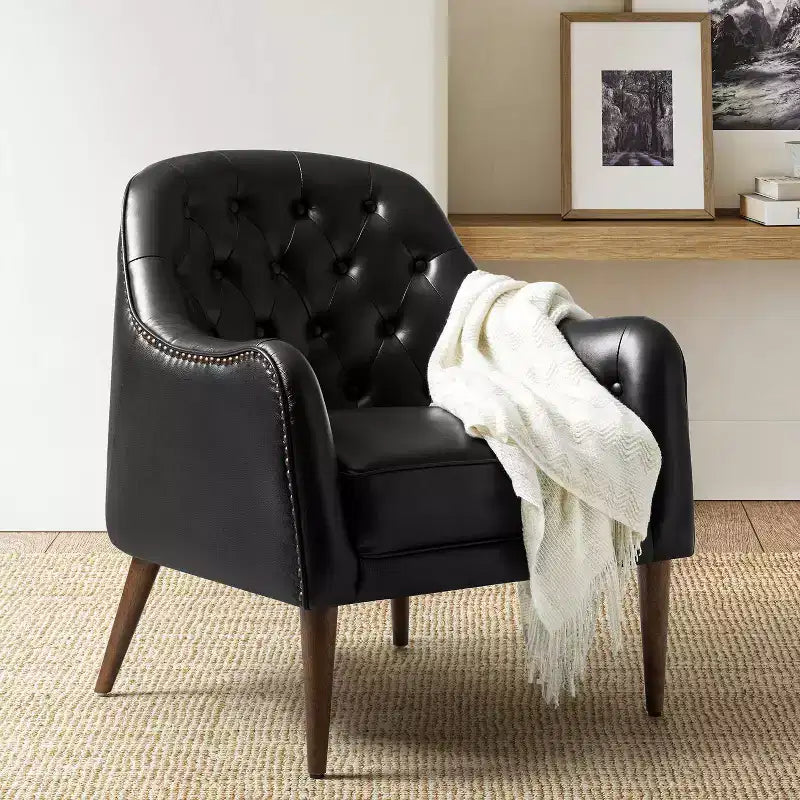 Poltrona a botte per soggiorno Justo 28.5 Wide Tufted in vera pelle con gambe in legno massello| ART OF LIVING DESIGNS