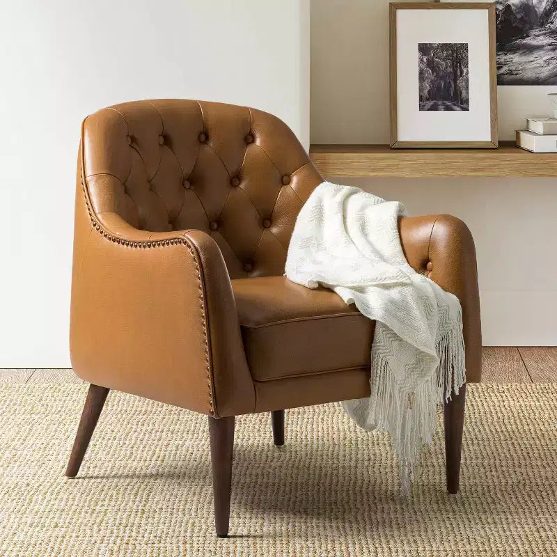 Poltrona a botte per soggiorno Justo 28.5 Wide Tufted in vera pelle con gambe in legno massello| ART OF LIVING DESIGNS