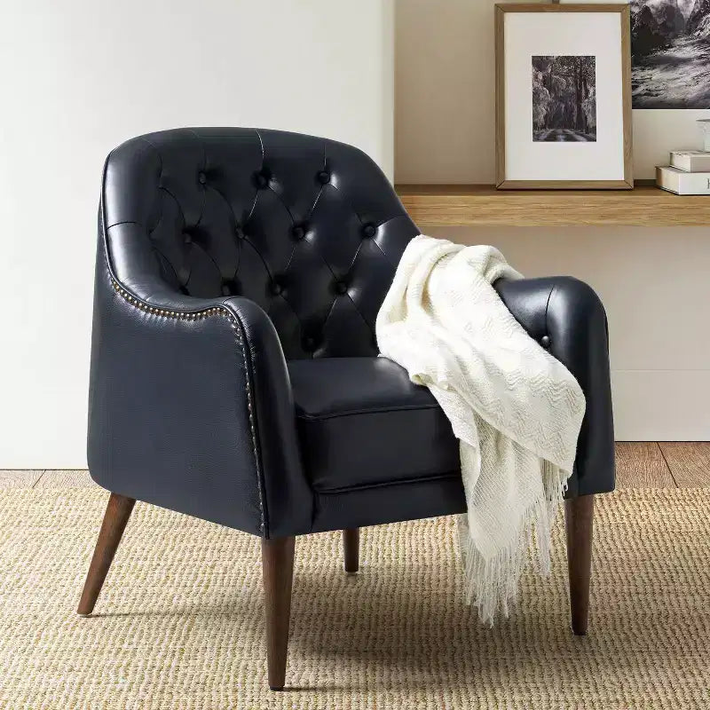 Poltrona a botte per soggiorno Justo 28.5 Wide Tufted in vera pelle con gambe in legno massello| ART OF LIVING DESIGNS